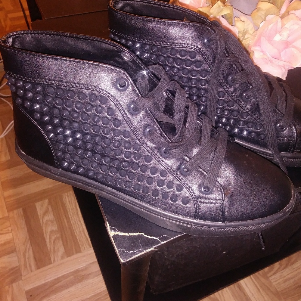 Steve Madden (Brand New) Black studded Sneakers
